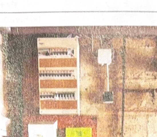 Robinet et tableau électrique dans le garage